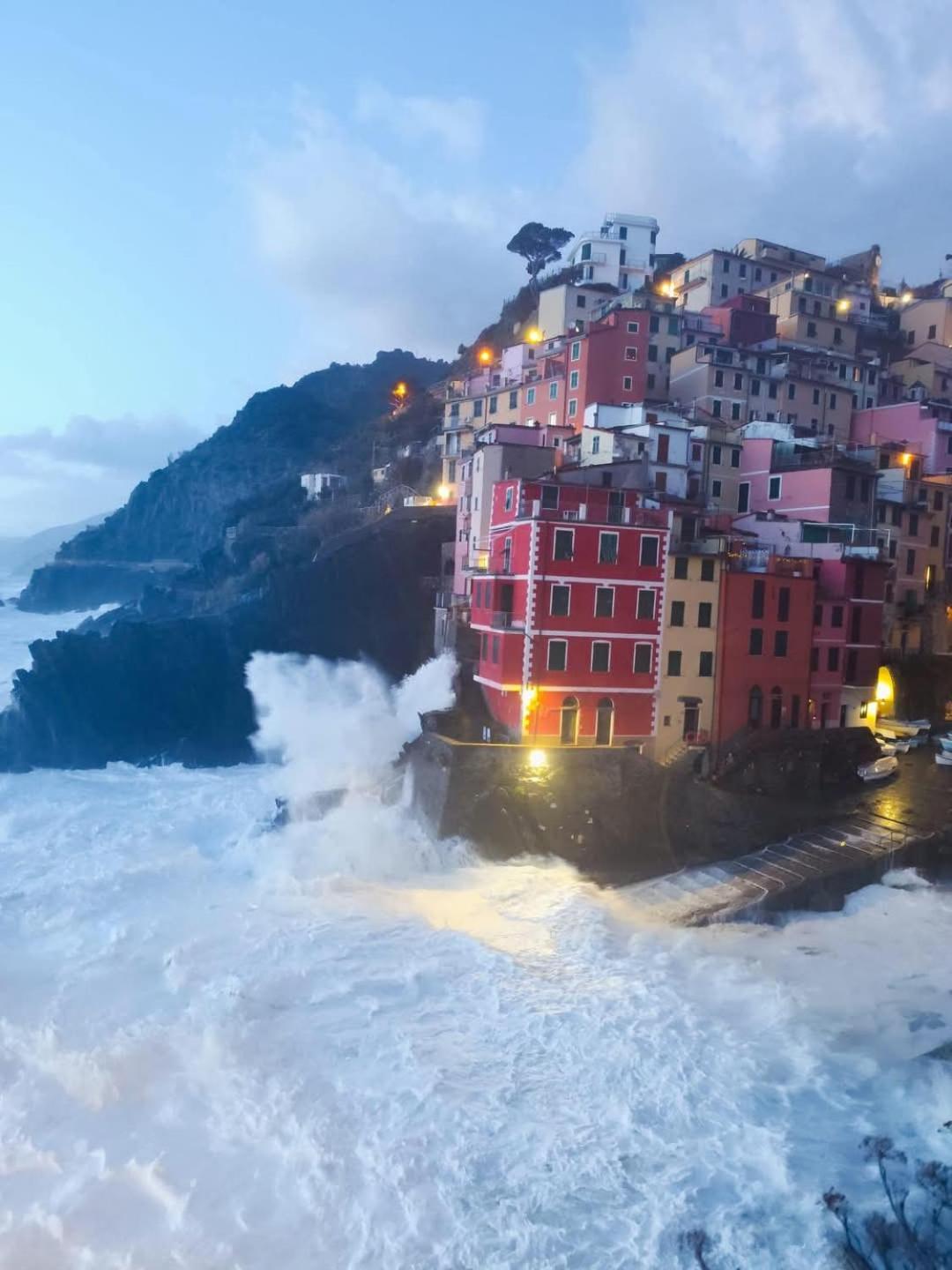 L'Incanto Divino Di Fronte Solo L'Orizzonte! Riomaggiore Bilik gambar